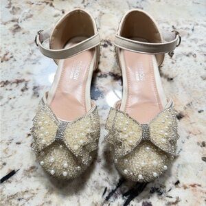 Elegant Cream Dress Shoes flat slip on pearls and bids for girl